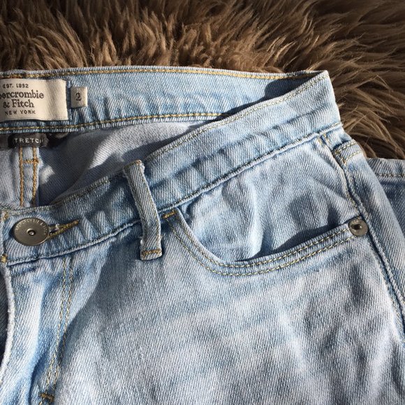 Abercrombie & Fitch light wash slim leg jeans - size 2 - Picture 6 of 10